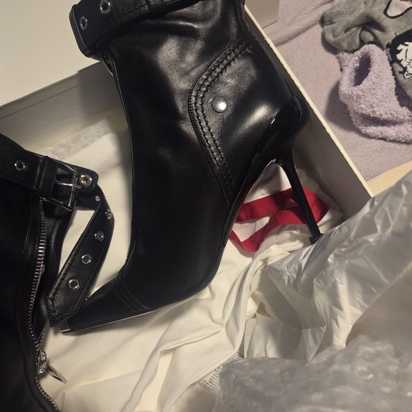 Alexander McQueen Black Leather Ankle Boots with Silver Accents - Picture 5 of 9
